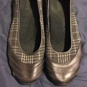 Black Skechers flats